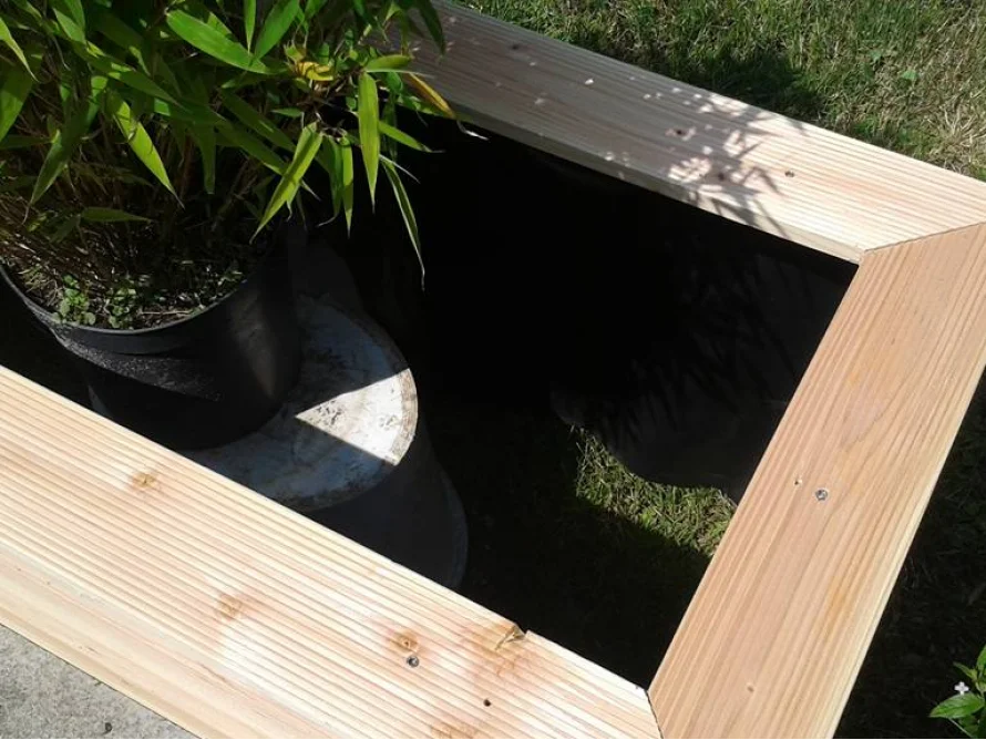 Holzrahmen auf Rasen