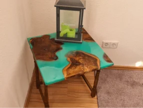 Beistelltisch mit blauer Tischplatte