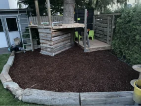 Spielplatz mit Rutsche und Schaukel