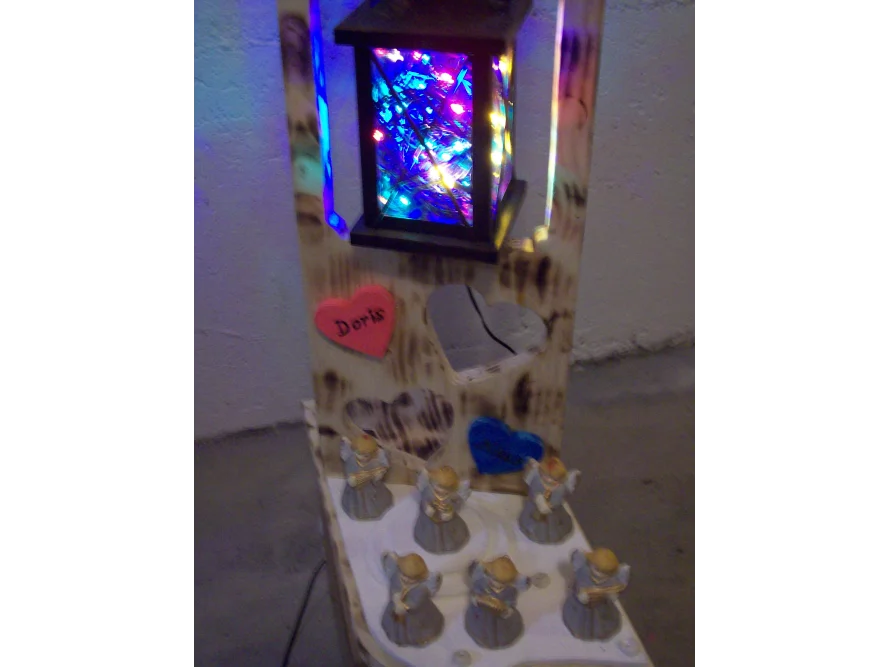 Holzlaterne mit Lichtern und Engeln