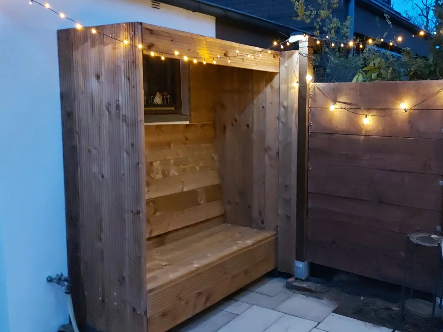 Gartenhütte aus Holz mit Lichterkette