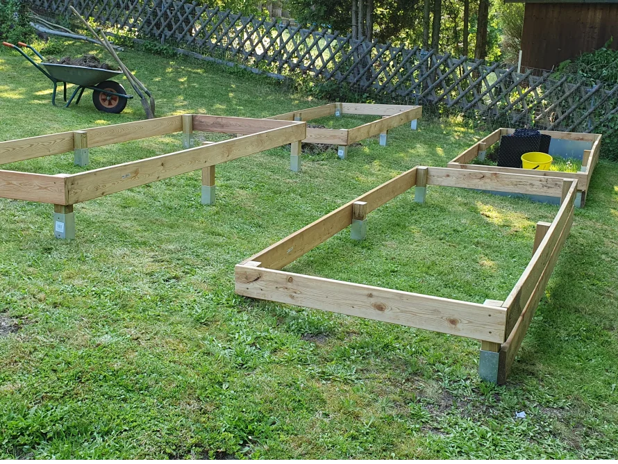 Holzrahmen für Hochbeete auf Rasen
