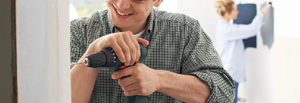 Person benutzt Akkuschrauber