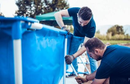 Schritt für Schritt den Pool aufstellen im Garten Männer bauen Pool auf