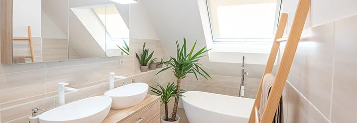 Modernes Badezimmer mit Doppelwaschbecken und Badewanne