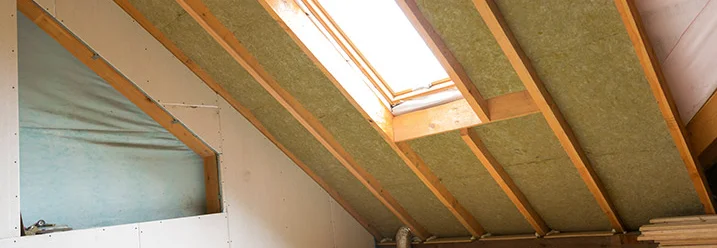 Unfertiger Dachstuhl mit Dämmung und Dachfenster