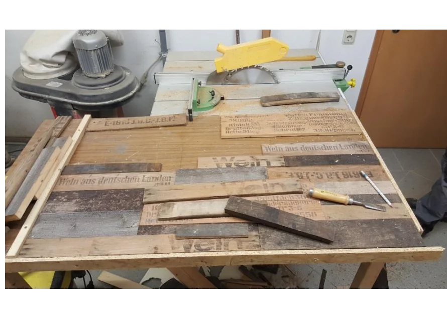 Tischplatte aus zurechtgeschnittenen Brettern