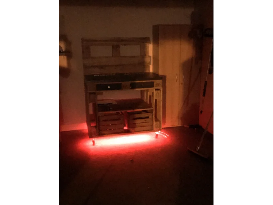Werkbank aus Paletten mit roter Beleuchtung