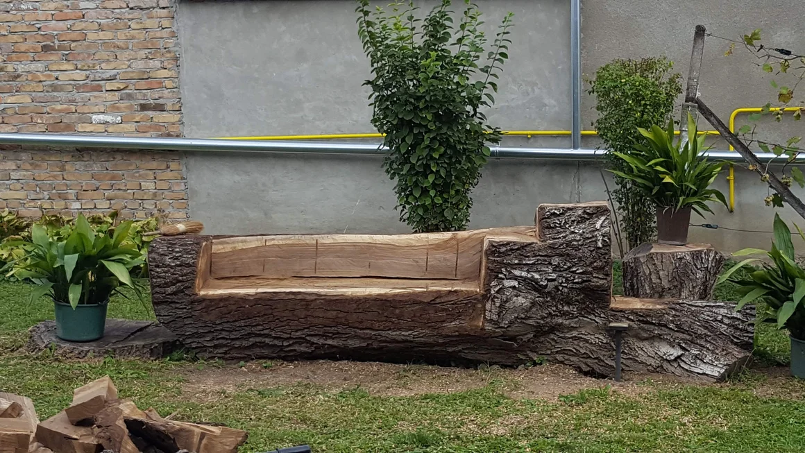Rustikale Holzbank im Garten
