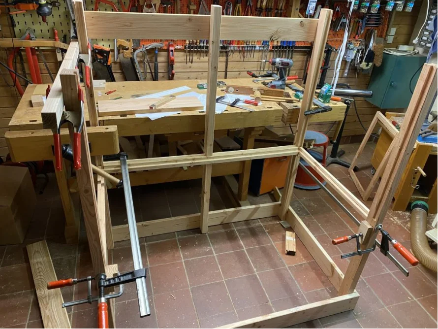 Holzrahmen mit Schraubzwingen