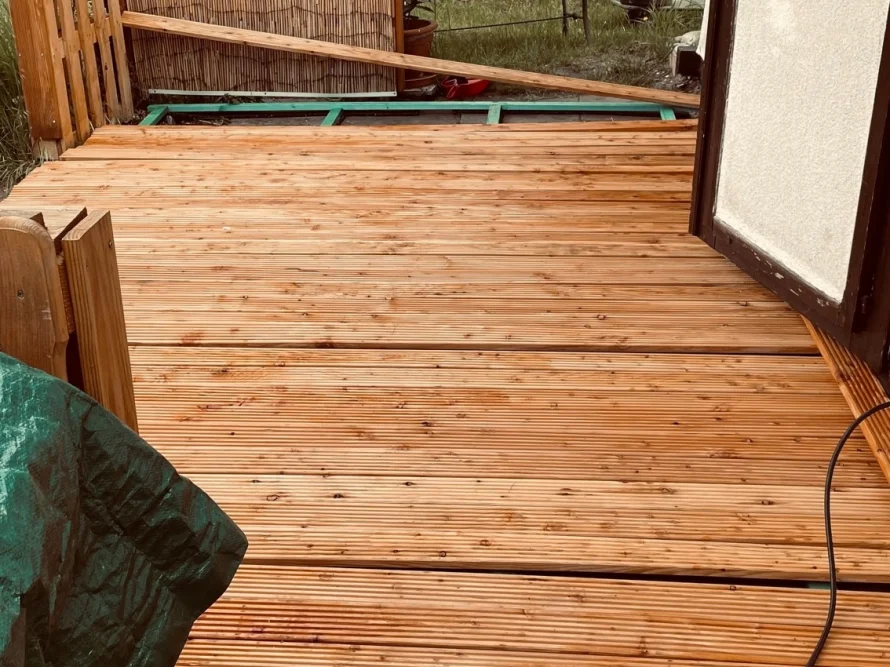 Holzterrasse im Bau