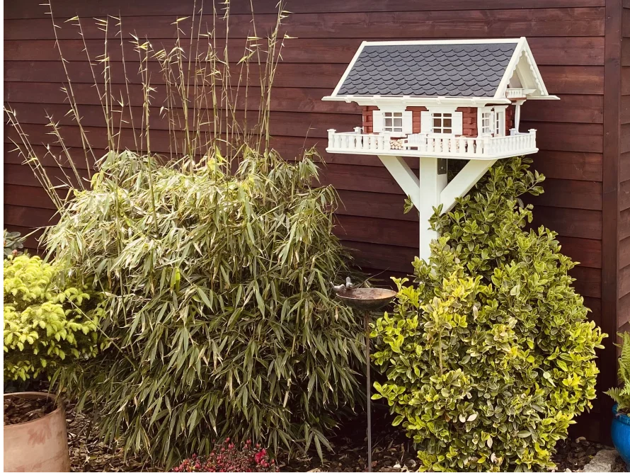 Vogelhaus auf Stelze im Garten