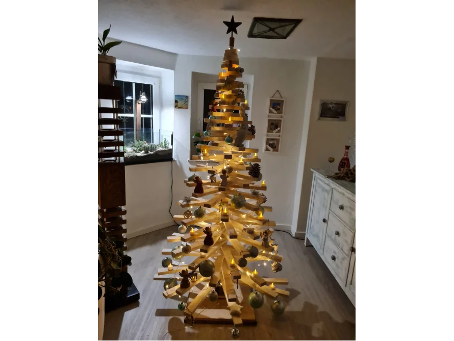 Alternativer Weihnachtsbaum aus Holz