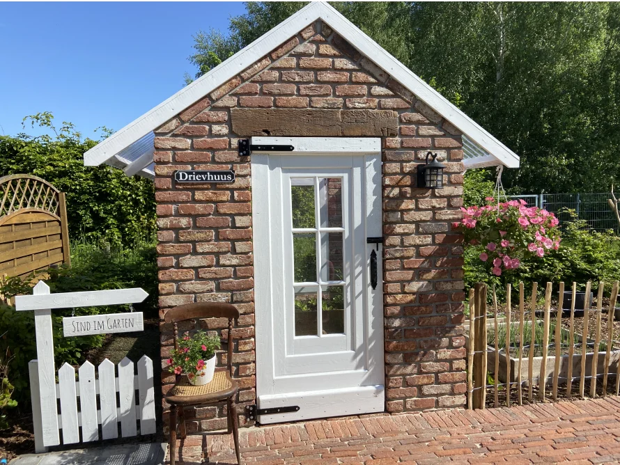 Kleines Gewächshaus aus Ziegelsteinen