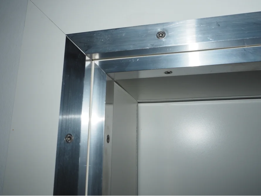 Metallrahmen einer Tür