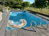 Pool mit aufblasbarem Schwimmring auf Holzterrasse