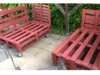 Zwei rote Holzliegen aus Paletten
