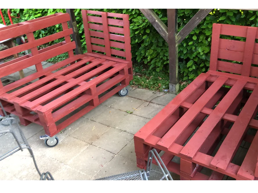 Zwei rote Holzliegen aus Paletten