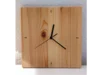 Holzwanduhr mit schwarzen Zeigern