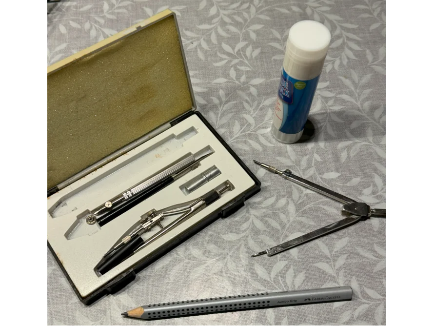 Geodreieck, Zirkel und Klebestift