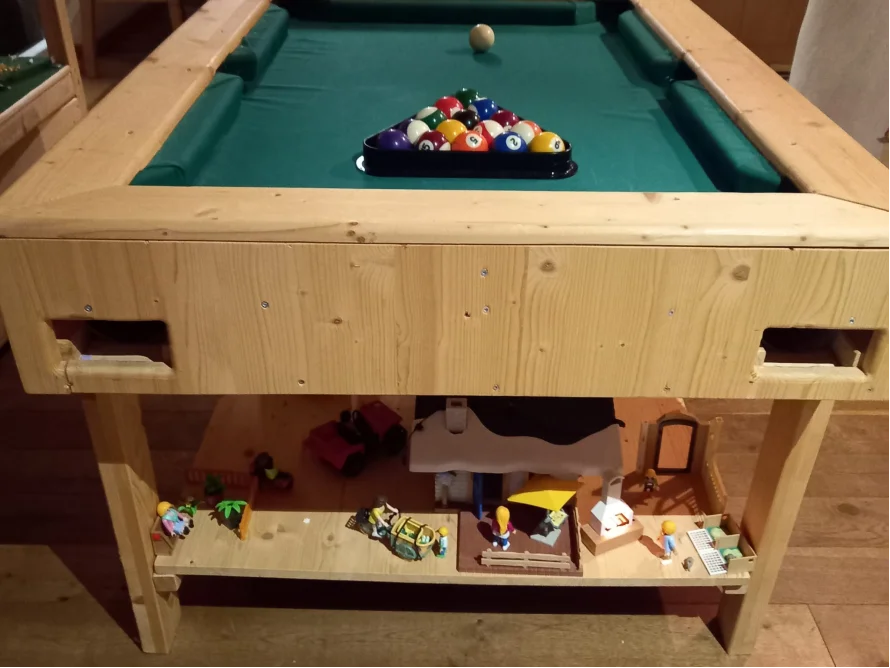 Billardtisch aus Holz mit Spielzeug darunter