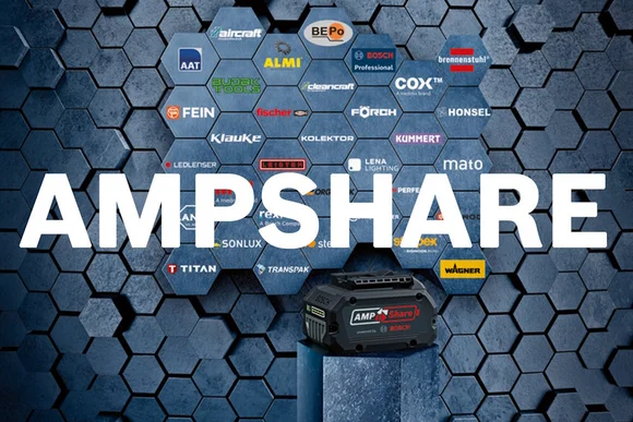 Schwarzer Akkupack vor Logo-Wand und das Wort Ampshare