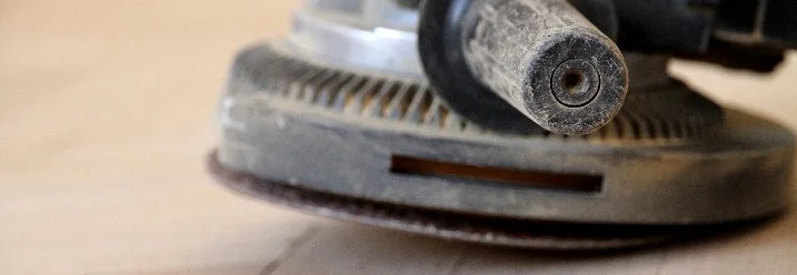Schleifmaschine auf Holzboden