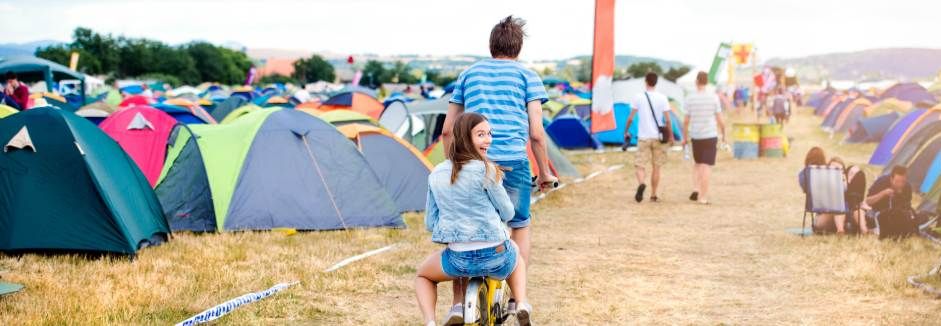 Paar auf Fahrrad auf Festivalgelände
