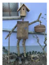 Vogelscheuche aus Holz mit Vogelhaus als Kopf.