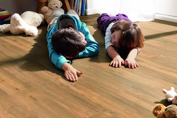 Kinder auf Vinylboden