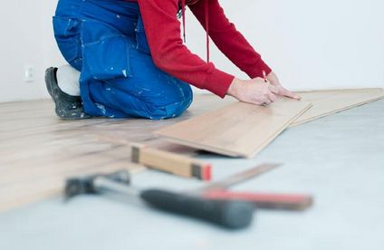 Handwerker verlegt Klick-Vinyl