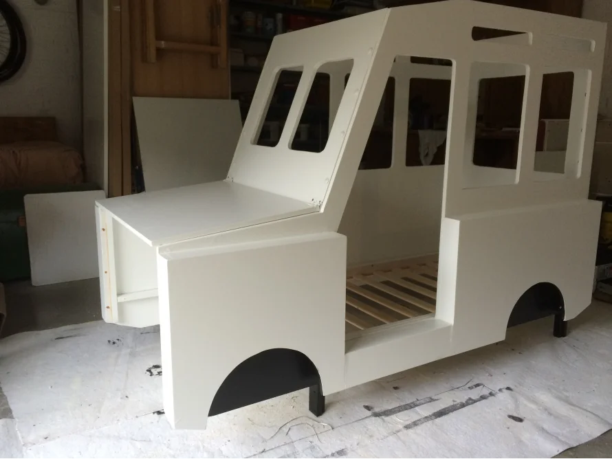 Unbemaltes Bettgestell in Form eines Autos