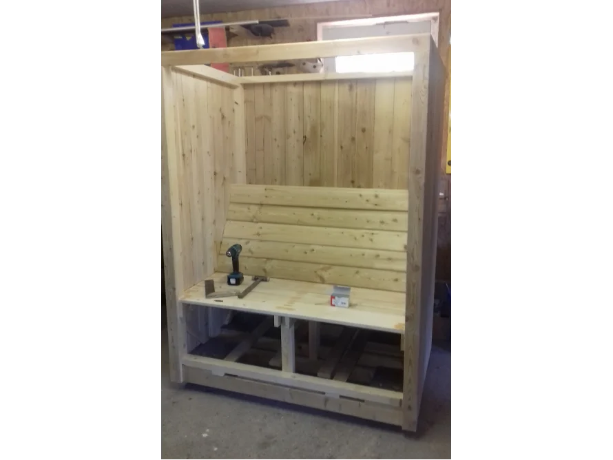 Gartenhaus-Rohbau mit Akkuschrauber