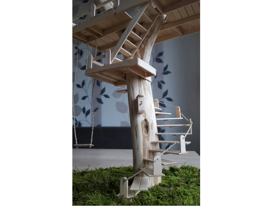 Modell eines Baumhauses aus Holz