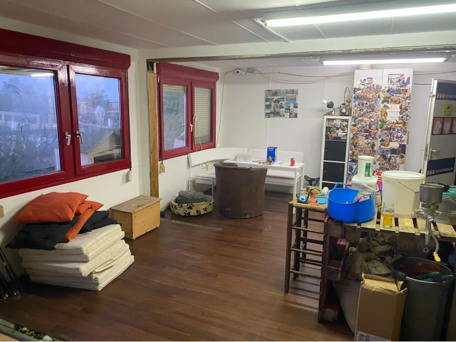 Unbewohnter, unaufgeräumter Raum