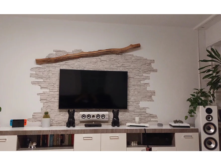 Wohnzimmer mit Fernsehgerät und Dekoration