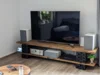 Fernseher auf einem TV-Lowboard mit Lautsprechern