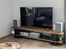 Fernseher auf einem TV-Lowboard mit Lautsprechern