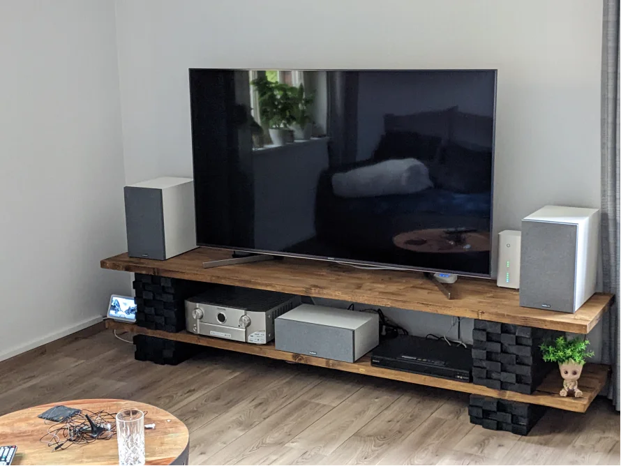 Fernseher auf einem TV-Lowboard mit Lautsprechern