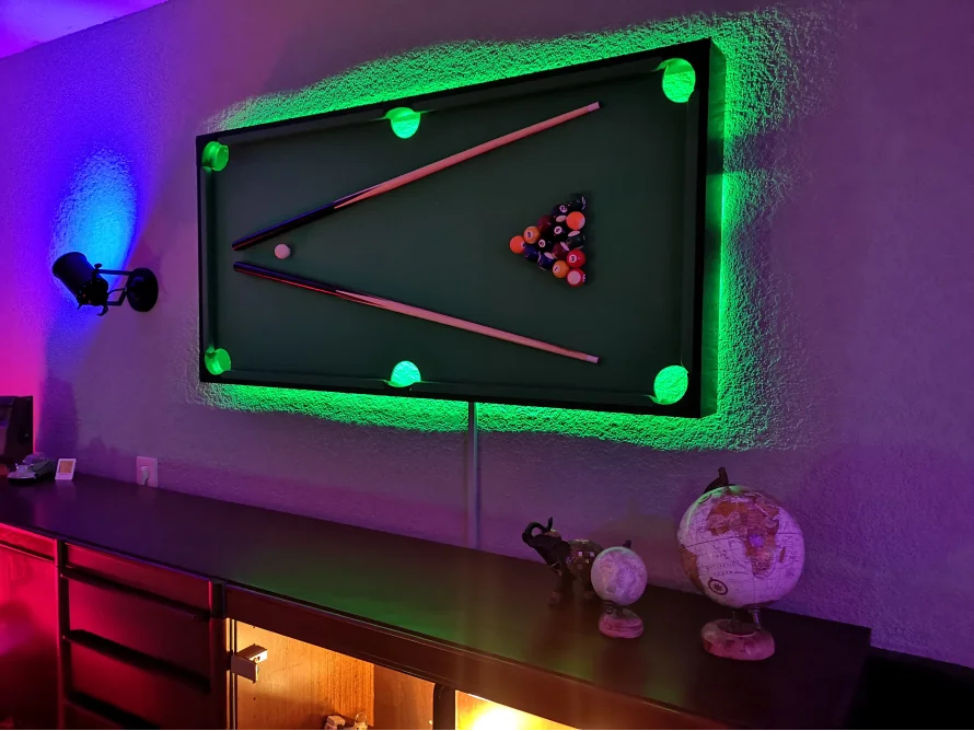 Billardtisch an der Wand mit Beleuchtung