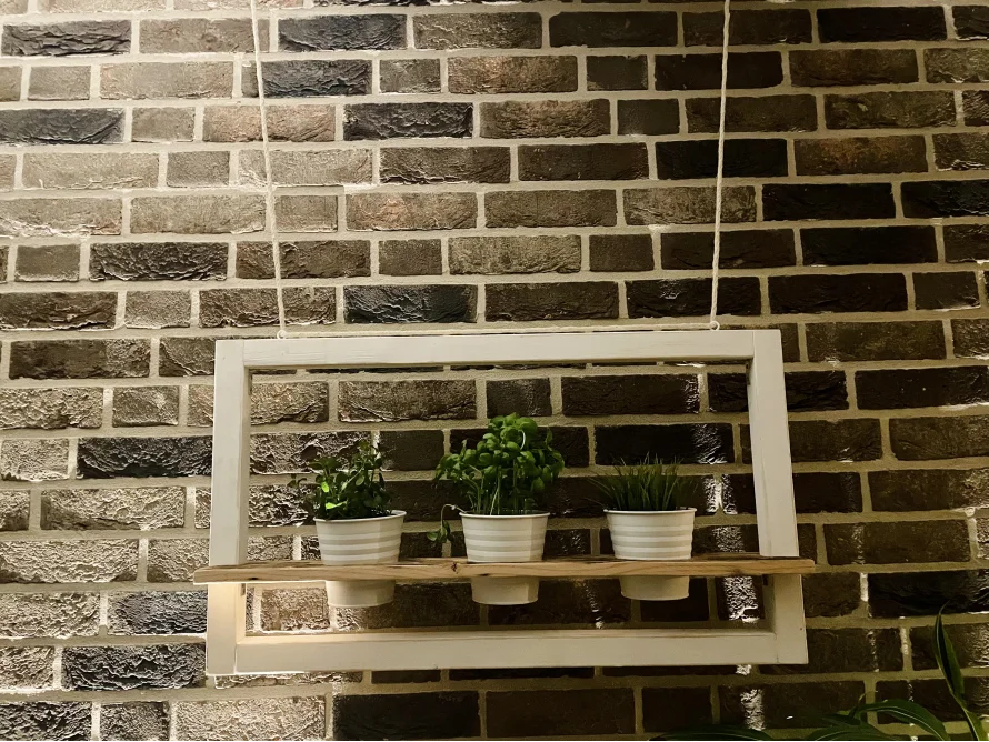 Hängeregal mit Kräutern