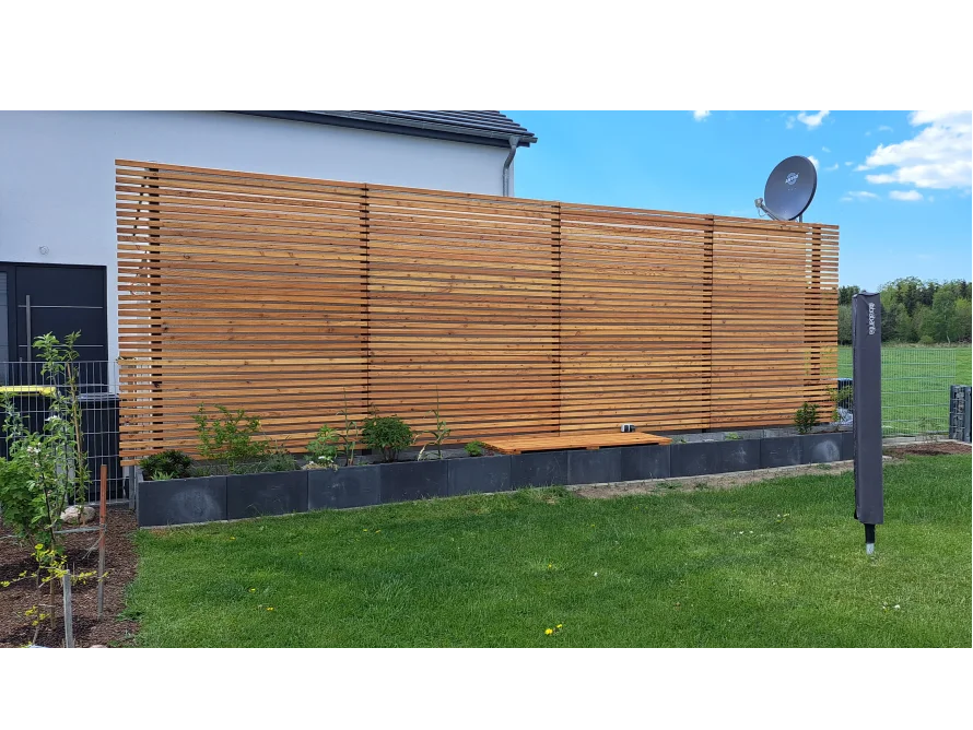Holz-Sichtschutz im Garten