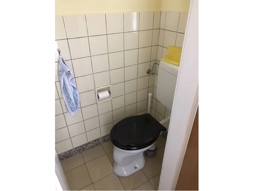 Toilette mit heruntergeklapptem Toilettendeckel