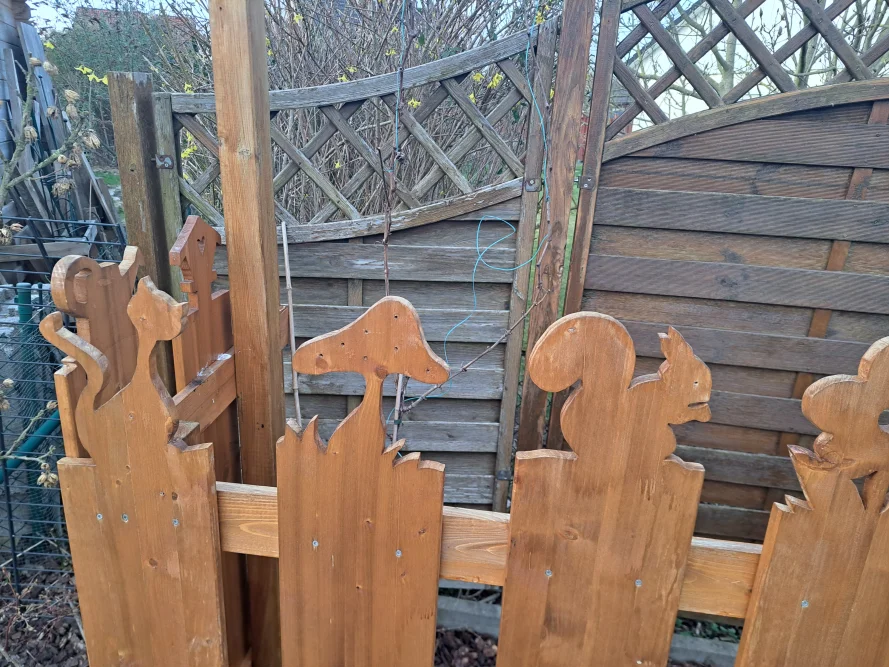 Holzzaun mit Tierfiguren