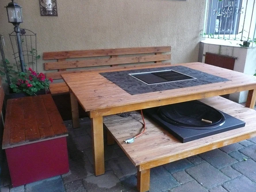 Holztisch mit Grill