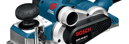 Blauer Elektrohobel liegt auf der Seite