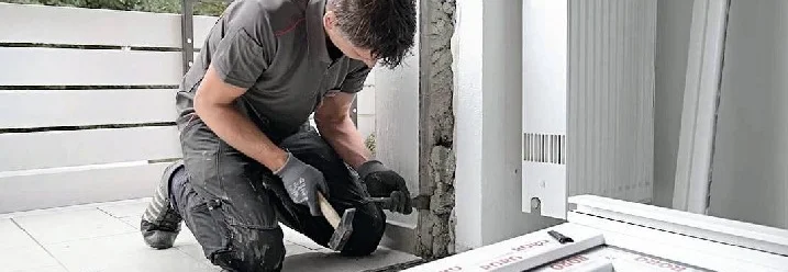 Person bei der Arbeit mit Hammer und Meißel