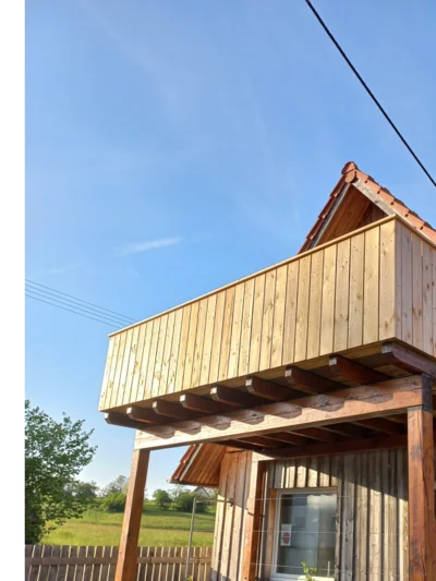 Holzbalkon an Hauswand