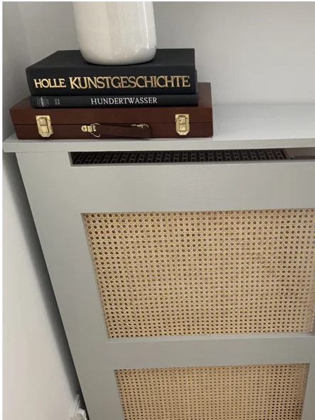 Heizkörperverkleidung mit Rattangeflecht