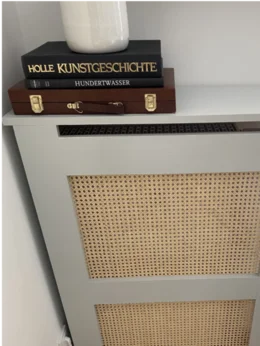 Heizkörperverkleidung mit Rattangeflecht